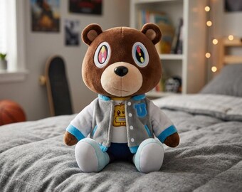 Kanye-West-Plüschtier „Dropout“ (25 cm) – Teddybär mit Album-Motiv – Ästhetische Streetwear-Deko – Sammlerstück für Hip-Hop-Fans – Geschenk für Rap-Fans