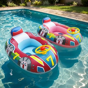 Puede incluir: Dos flotadores inflables para piscina con forma de coches de carreras. Los flotadores son rojos, azules y amarillos con el número 7 en el lateral. Cada flotador tiene un volante amarillo y flota en una piscina.