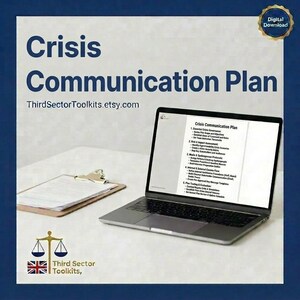 Op de afbeelding: Een laptop met een "Crisis Communication Plan" document, met een klembord en pen links. De tekst "Crisis Communication Plan" staat bovenaan de afbeelding, met de Etsy shop URL eronder. Een digitale download badge staat rechtsboven.