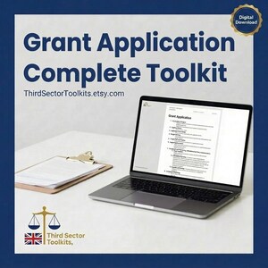 Può includere: Un laptop che mostra una domanda di sovvenzione è accanto a un appunti con carta. Il testo "Grant Application Complete Toolkit" è visualizzato in grandi lettere blu. È visibile anche l'URL del negozio Etsy.