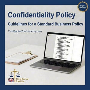 Pode incluir: Um laptop exibindo um documento de "Política de Confidencialidade" fica ao lado de uma prancheta com papel. A imagem inclui o texto "Política de Confidencialidade" e "Diretrizes para uma Política Comercial Padrão". O URL da loja Etsy também é visível.