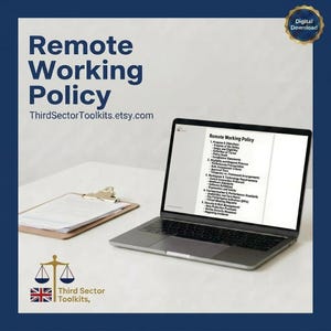 Puede incluir: Un portátil que muestra un documento de "Política de trabajo remoto" se encuentra junto a un portapapeles sobre una superficie blanca. El texto "Remote Working Policy" y "ThirdSectorToolkits.etsy.com" son visibles. Hay una insignia de descarga digital.