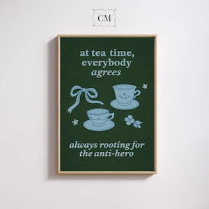 Può includere: Una stampa artistica incorniciata con sfondo verde scuro e illustrazioni azzurre di un nastro, due tazze da tè con piattino e piccoli fiori. Il testo recita: at tea time, everybody agrees, always rooting for the anti-hero.