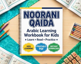 Könnte beinhalten: Ein spiralgebundenes Noorani Qaida Arabisch-Lernarbeitsbuch für Kinder mit weißem Einband, dunkelblauem Text, drei bunten, wellenförmigen Etiketten und begleitendem Lernmaterial wie offenen Büchern, Buntstiften und hölzernen Alphabet-Blöcken.