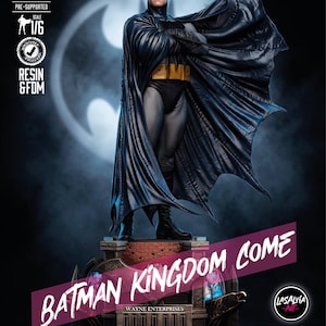 Peut inclure: Une figurine de Batman à l'échelle 1/6 en résine et FDM, posée sur une base représentant le bâtiment Wayne Enterprises. Le personnage porte un costume bleu foncé et noir avec une ceinture utilitaire jaune et une cape flottante. Texte : BATMAN KINGDOM COME.