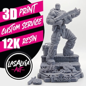 Può includere: Una statuetta in resina grigia stampata in 3D di un soldato muscoloso che impugna un grande fucile, posizionata su una base con texture in pietra con il testo "GEARS OF WAR RELOADED" sul davanti. Include un piccolo coltello e un accessorio.