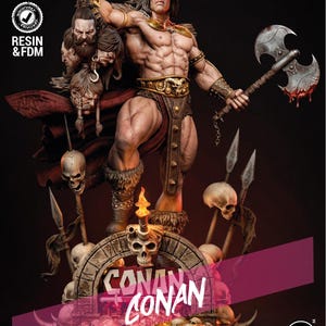 Könnte beinhalten: Detaillierte Resin-Statue von Conan dem Barbaren, der eine blutige Axt und abgetrennte Köpfe hält. Die Figur ist muskulös und steht auf einem Sockel mit Schädeln und dem Text "CONAN". Das Modell ist im Maßstab 1:6.