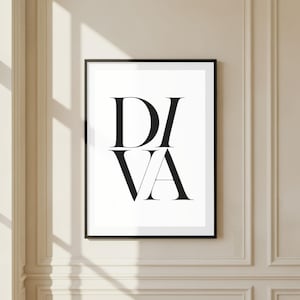 Puede incluir: Una impresión artística enmarcada con la palabra "DIVA" en negrita, negra, fuente serif contra un fondo blanco. La impresión está en un marco negro y cuelga de una pared beige, con sombras.