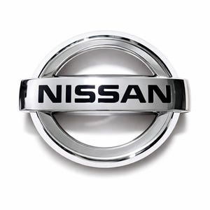 Peut inclure: Logo Nissan argenté avec le nom de la marque en lettres noires en gras. Le logo est un cercle avec une barre horizontale au centre, où le nom est affiché.