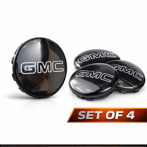 Könnte beinhalten: Rustikales Holzschild mit dem Text "Welcome to our home" in weißer Schrift. Das Schild hat eine Used-Optik und ein schlichtes, einladendes Design, perfekt für eine Veranda oder einen Eingangsbereich.