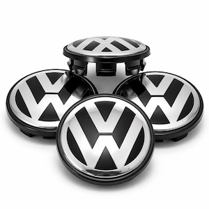 以下が含まれることがあります： 黒とシルバーのフォルクスワーゲンホイールセンターキャップ4個セット。各キャップは、黒い背景にシルバーのフォルクスワーゲンロゴを表示します。キャップは丸く、中央が盛り上がっており、外側のリングは黒です。