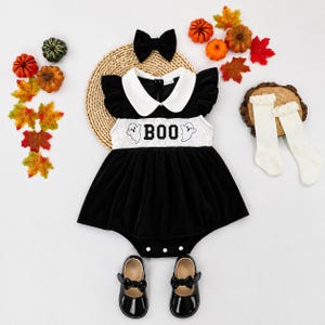Macacão preto de veludo para o Halloween, com detalhe franzido de fantasma "Boo!", ideal para meninas pequenas. Body infantil perfeito para o outono. Roupa perfeita para o Halloween.