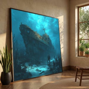 Op de afbeelding: Een groot ingelijst kunstwerk toont een gezonken schip onder water. Het kunstwerk bevat een gedetailleerde illustratie van het schip, met een duiker in de buurt. De scène is weergegeven in tinten blauw en groen, wat een dramatisch onderwatereffect creëert.