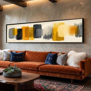 Puede incluir: Una pieza de arte mural horizontal, larga y rectangular, que presenta bloques de color abstractos y superpuestos en tonos amarillo mostaza, gris carbón y crema. La pintura muestra texturas variadas, incluyendo bloques sólidos y trazos.