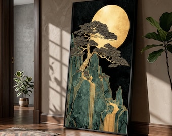 Puede incluir: Una impresión artística enmarcada que presenta un árbol con detalles dorados sobre montañas de color turquesa, sobre un fondo negro con una gran luna dorada. La obra de arte tiene orientación vertical y se exhibe en una habitación con suelo de madera.