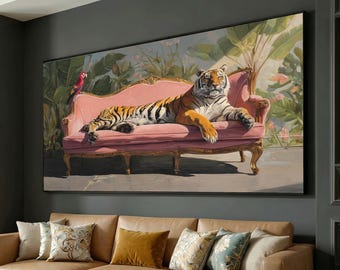 Tigre majestueux se reposant sur une toile de canapé rose vintage, oeuvre d'art murale de perroquet tropical, décoration d'animaux sauvages exotiques, décoration botanique pour la maison