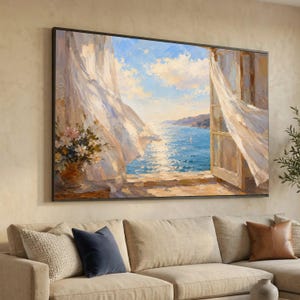 Puede incluir: Pintura al óleo de una escena costera con una ventana que da al mar. Cortinas blancas ondean al viento, enmarcando una vista de agua azul, cielo y tierra distante. Un jarrón con flores está en el alféizar de la ventana.