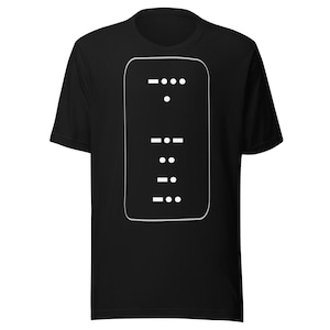 Op de afbeelding: Zwart T-shirt met een wit rechthoekig ontwerp met afgeronde hoeken. Binnenin staan witte punten en strepen die de morsecode voorstellen. Het T-shirt heeft korte mouwen en een ronde hals.