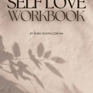 Könnte beinhalten: Ein Arbeitsbuch mit dem Titel "SELF LOVE WORKBOOK" mit dem Text "BY PURELYDIGITALCOBYMA" auf einem strukturierten, hellbraunen Hintergrund. Ein Schatten von Blättern wird über die Oberfläche geworfen.