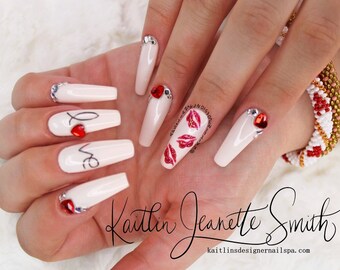 Prensa de gel de amor y besos pintada a mano en las uñas