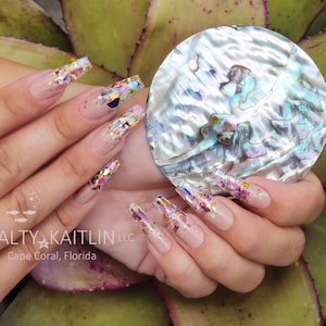 Celebra tu cumpleaños con uñas de gel prensadas