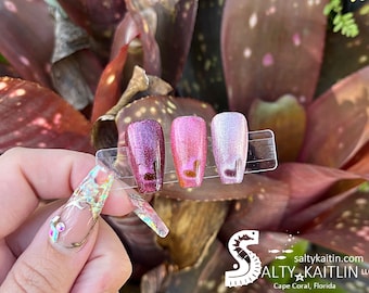 Uñas postizas de gel con diseño de ojos de gato en color rosa para el día de San Valentín de Viral Heart