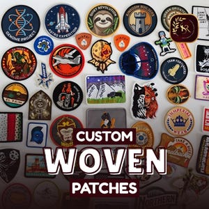 Puede incluir: Una colección de parches tejidos personalizados con varios diseños, incluyendo una hebra de ADN, un cohete, un perezoso y un castillo. Los parches presentan colores vibrantes y obras de arte detalladas, con las palabras "CUSTOM WOVEN PATCHES" en un lugar destacado.