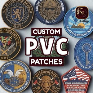 Puede incluir: Una colección de parches de PVC personalizados con varios diseños. Los parches presentan emblemas militares y organizativos, incluyendo águilas, un león y texto como "Elite", "Squad" y "Search & Rescue Wing". La imagen también muestra el texto "Custom PVC Patches".