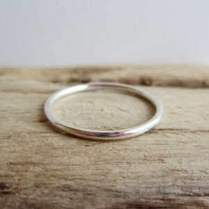 Dünner runder Sterling Silber Ring - Stapelring