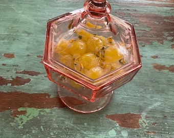 Dulcera de cristal rosa vintage grabada con motivos florales, tarro de baratijas con pedestal hexagonal.