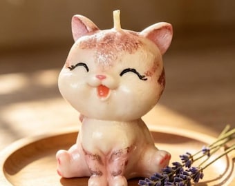 ダスティピンクの猫型キャンドル - 手描きのリアルな子猫 - マグノリア社製ソイワックス彫刻 - ギフトボックス入り