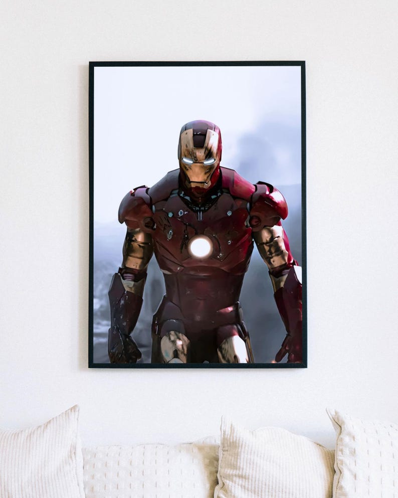 K&ouml;nnte beinhalten: Gerahmter Druck von Iron Man in seiner rot-goldenen R&uuml;stung, der vor einem verschwommenen Hintergrund steht. Das Kunstwerk zeigt den ikonischen Helm und das Brustst&uuml;ck des Superhelden mit leuchtenden Lichtern. Der Druck ist in einem schwarzen Rahmen.