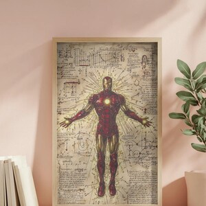 K&ouml;nnte beinhalten: Gerahmter Druck von Iron Man in einem rot-goldenen Anzug, mit ausgestreckten Armen, vor einem Hintergrund aus Diagrammen und Skizzen. Das Kunstwerk hat eine Vintage-Papieroptik in einem Holzrahmen.