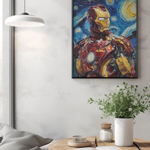 K&ouml;nnte beinhalten: Gerahmtes Kunstwerk mit Iron Man in einem lebendigen, stilisierten Gem&auml;lde, das an Van Goghs "Sternennacht" erinnert. Das Kunstwerk zeigt Iron Mans rote und goldene R&uuml;stung vor einem wirbelnden blau-gelben Hintergrund. Der gerahmte Druck wird an einer wei&szlig;en Wand ausgestellt.