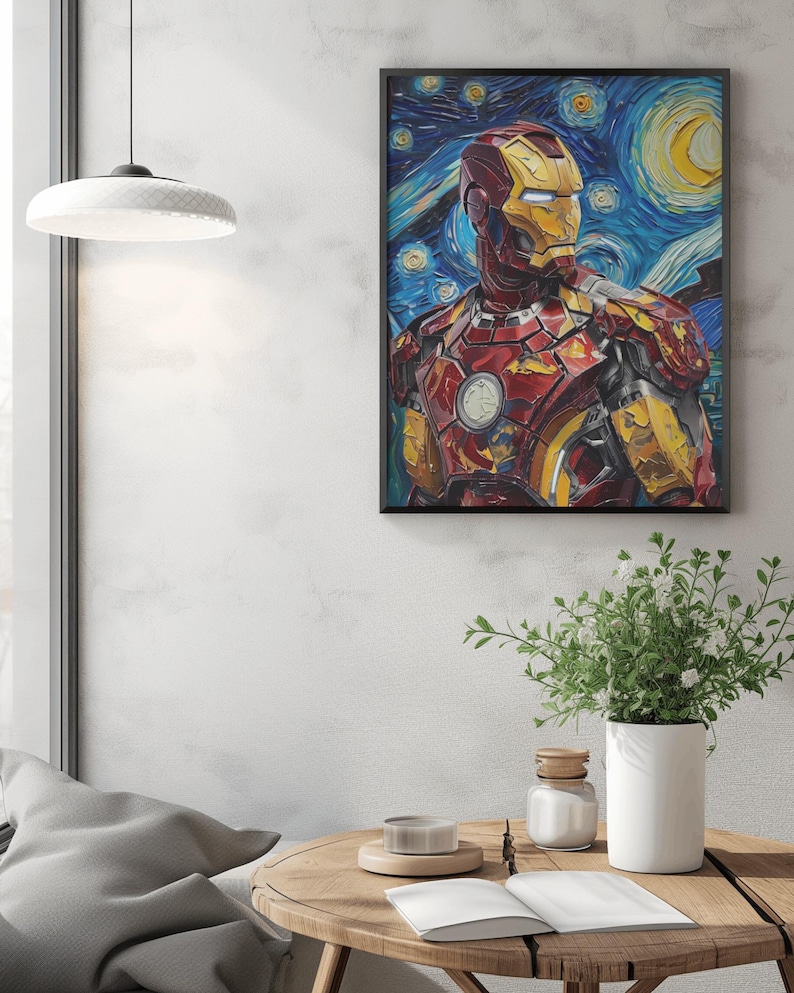 K&ouml;nnte beinhalten: Gerahmtes Kunstwerk mit Iron Man in einem lebendigen, stilisierten Gem&auml;lde, das an Van Goghs "Sternennacht" erinnert. Das Kunstwerk zeigt Iron Mans rote und goldene R&uuml;stung vor einem wirbelnden blau-gelben Hintergrund. Der gerahmte Druck wird an einer wei&szlig;en Wand ausgestellt.