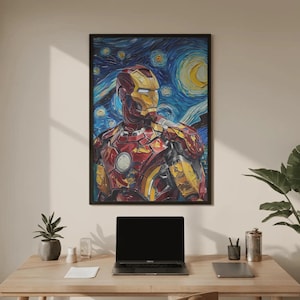 K&ouml;nnte beinhalten: Gerahmtes Kunstwerk mit Iron Man im Stil von Van Goghs "Sternennacht". Das Gem&auml;lde zeigt Iron Mans rote und goldene R&uuml;stung vor einem wirbelnden blau-gelben Nachthimmel. Das Kunstwerk wird &uuml;ber einem Holztisch ausgestellt.