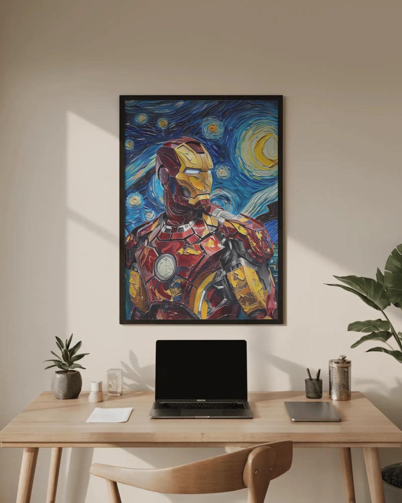 K&ouml;nnte beinhalten: Gerahmtes Kunstwerk mit Iron Man im Stil von Van Goghs "Sternennacht". Das Gem&auml;lde zeigt Iron Mans rote und goldene R&uuml;stung vor einem wirbelnden blau-gelben Nachthimmel. Das Kunstwerk wird &uuml;ber einem Holztisch ausgestellt.