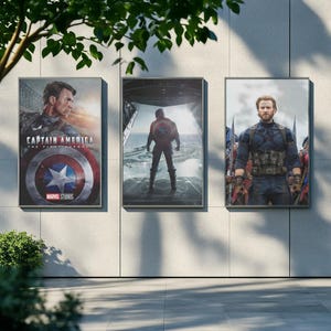 Può includere: Tre poster incorniciati con immagini di Captain America. Il poster a sinistra mostra la locandina del film Captain America: The First Avenger. Il poster centrale mostra Captain America da dietro. Il poster a destra mostra Captain America in uniforme.