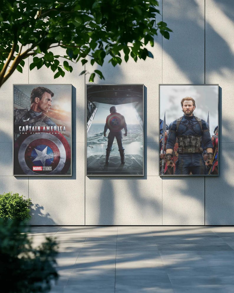 Może przedstawiać: Trzy oprawione plakaty z wizerunkami Kapitana Ameryki. Lewy plakat przedstawia plakat filmowy Kapitan Ameryka: Pierwsze starcie. Środkowy plakat przedstawia Kapitana Amerykę od tyłu. Prawy plakat przedstawia Kapitana Amerykę w mundurze.
