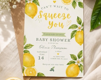 Puede incluir: Invitación a un baby shower con temática de limones. La invitación presenta ilustraciones de acuarela de limones, hojas y flores. El texto incluye "Can't wait to squeeze you" y detalles del evento. La invitación está sobre un fondo crema.