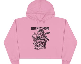 Sudadera corta para mamás de hockey: Funcionando a base de cafeína, caos y horarios de pista de hielo.