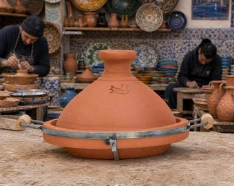 Tagine marroquí de arcilla hecho a mano con marco de metal, olla tradicional para cocinar, auténticos utensilios de cocina de terracota, decoración rústica de cocina marroquí.