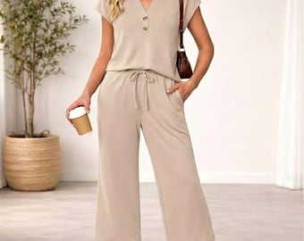 Completo da casa a due pezzi, composto da tutina comoda con pantaloni a gamba larga, outfit estivo casual per lei.