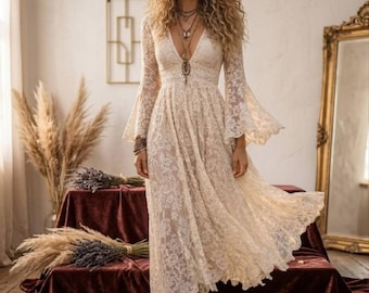 Abito lungo boho in pizzo, abito da sposa avorio con scollo a V e maniche a campana