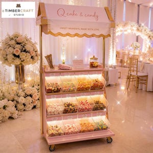 Puede incluir: Un carrito de dulces móvil de color rosa con tres niveles de contenedores de acrílico transparente llenos de dulces coloridos variados. El carrito cuenta con un toldo con el texto Q cake & candy y SWEET MOMENTS, MADE WITH LOVE. Se apoya sobre cuatro ruedas.