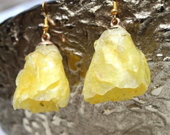 Pendientes de resina con diseño floral amarillo – Pendientes colgantes de flores naturales | Pendientes bohemios hechos a mano | Regalo para ella