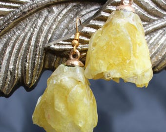 Pendientes de resina con diseño floral amarillo – Pendientes colgantes de flores naturales | Pendientes bohemios hechos a mano | Regalo para ella