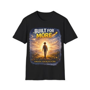 Puede incluir: Camiseta negra con un gráfico que representa a una persona caminando hacia una luz brillante. El texto "BUILT FOR MORE" y "CREATE YOUR FUTURE" se muestran encima y debajo de la figura. El diseño tiene un fondo similar a una puesta de sol.