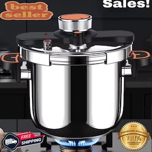 Op de afbeelding: Een roestvrijstalen snelkookpan met zwarte handvatten en accenten. De pan heeft een zilveren deksel met een oranje knop en staat op een gasfornuis met een blauwe vlam. De afbeelding bevat de tekst "Best Seller" en "Sales!"