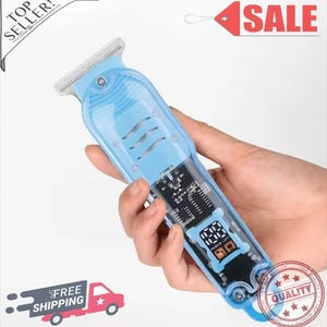 Könnte beinhalten: Hellblaue elektrische Haarschneidemaschine mit transparentem Gehäuse, Digitalanzeige und silbernen Klingen. Die Haarschneidemaschine hat ein schlankes Design und wird in einer Hand gehalten. Das Bild enthält ein "SALE"-Tag.
